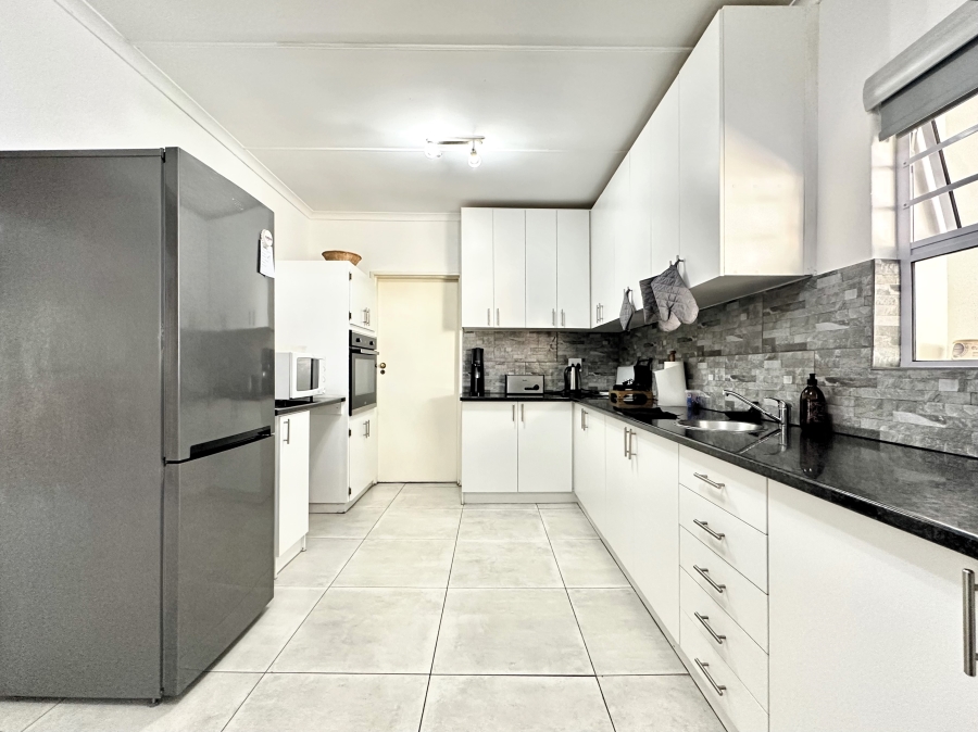 4 Bedroom Property for Sale in Panorama Western Cape